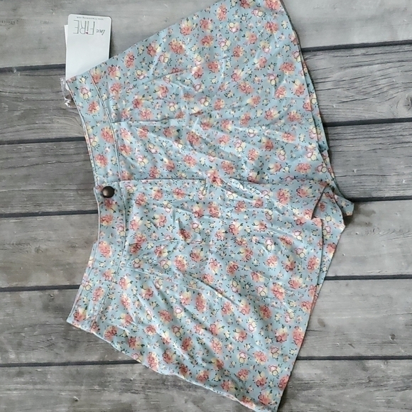 love, Fire Pants - NWT Love Fire Floral Flowy Shorts Sz Med